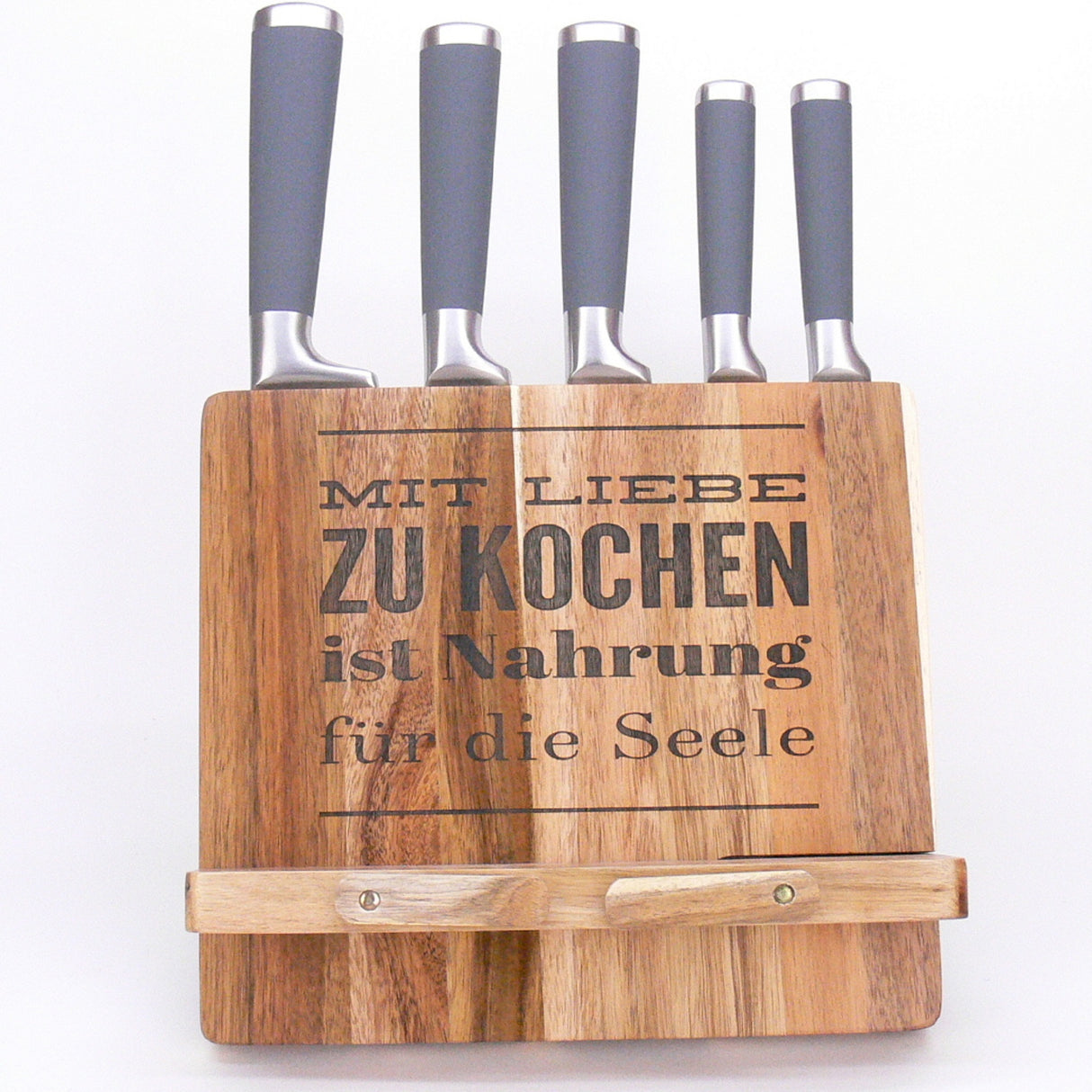 Ein stilvolles Geschenk für Freunde, Paare oder Foodies, die gerne Neues ausprobieren und Zeit in der Küche lieben. Der Kochbuchständer mit fünf Messern eignet sich ideal als Einzugsgeschenk, Hochzeitsgeschenk oder Dankeschön. Die individuelle Lasergravur sorgt für eine persönliche Note. Nachhaltiges Akazienholz trifft auf funktionales Design. Ein Geschenk, das Freude macht und täglich genutzt wird.