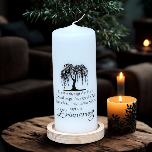 Diese Gedenkkerze mit Spruch „Es tut weh, sagt das Herz…“ spendet Trost in schweren Zeiten. Weiße Stumpenkerze, Höhe 150 mm, Ø 60 mm, aus hochwertigem Wachs. Bewegender Spruch und Trauerweide als Motiv machen sie zu einem besonderen Erinnerungsstück. Optionaler Holz-Kerzenteller (Ø 8 cm, H 1,5 cm) sorgt für sicheren Stand. Ein einfühlsames Geschenk für Trauernde oder als Dekoration bei Gedenkfeiern.