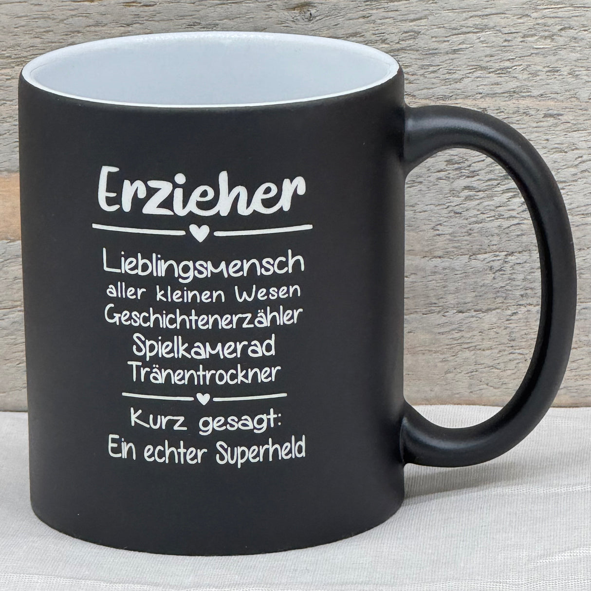 Diese personalisierte Keramik-Tasse „Erzieher/in – Superheld/in des Alltags“ ist das perfekte Dankeschön für besondere Erzieher:innen. Vorderseite mit liebevollem Gravurtext, Rückseite optional mit Wunschnamen personalisierbar. Fassungsvermögen 350 ml, Maße ca. Ø 8,2 × 9,6 cm, farbige Außenseite für fröhlichen Akzent. Ideal zum Abschied, Geburtstag oder als liebevolle Anerkennung für ihre tägliche Arbeit.