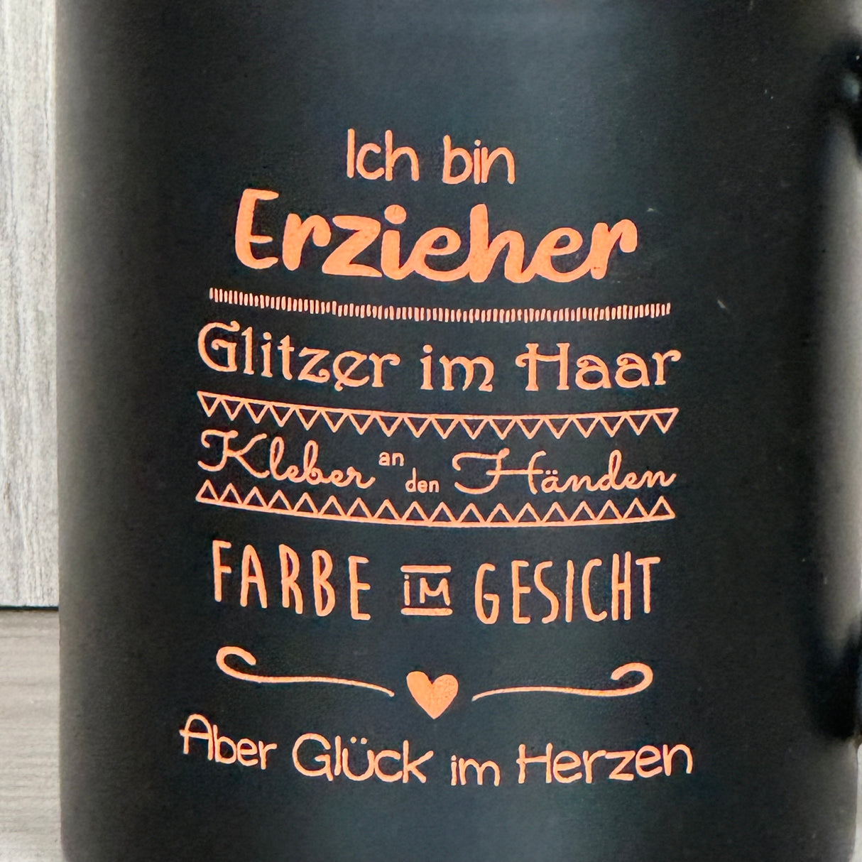 Die Keramik-Tasse „Ich bin Erzieherin“ verbindet Humor und persönliche Wertschätzung. Vorderseite mit liebevollem Lasergravurtext, Rückseite optional personalisiert mit Namen. Fassungsvermögen 350 ml, ca. Ø 8,2 × 9,6 cm, spülmaschinengeeignet. Schwarze Außenseite, farbige Innenseite (weiß, rot, orange, grün, pink oder gelb). Ein stilvolles und praktisches Geschenk für Erzieherinnen zum Abschied oder Geburtstag.