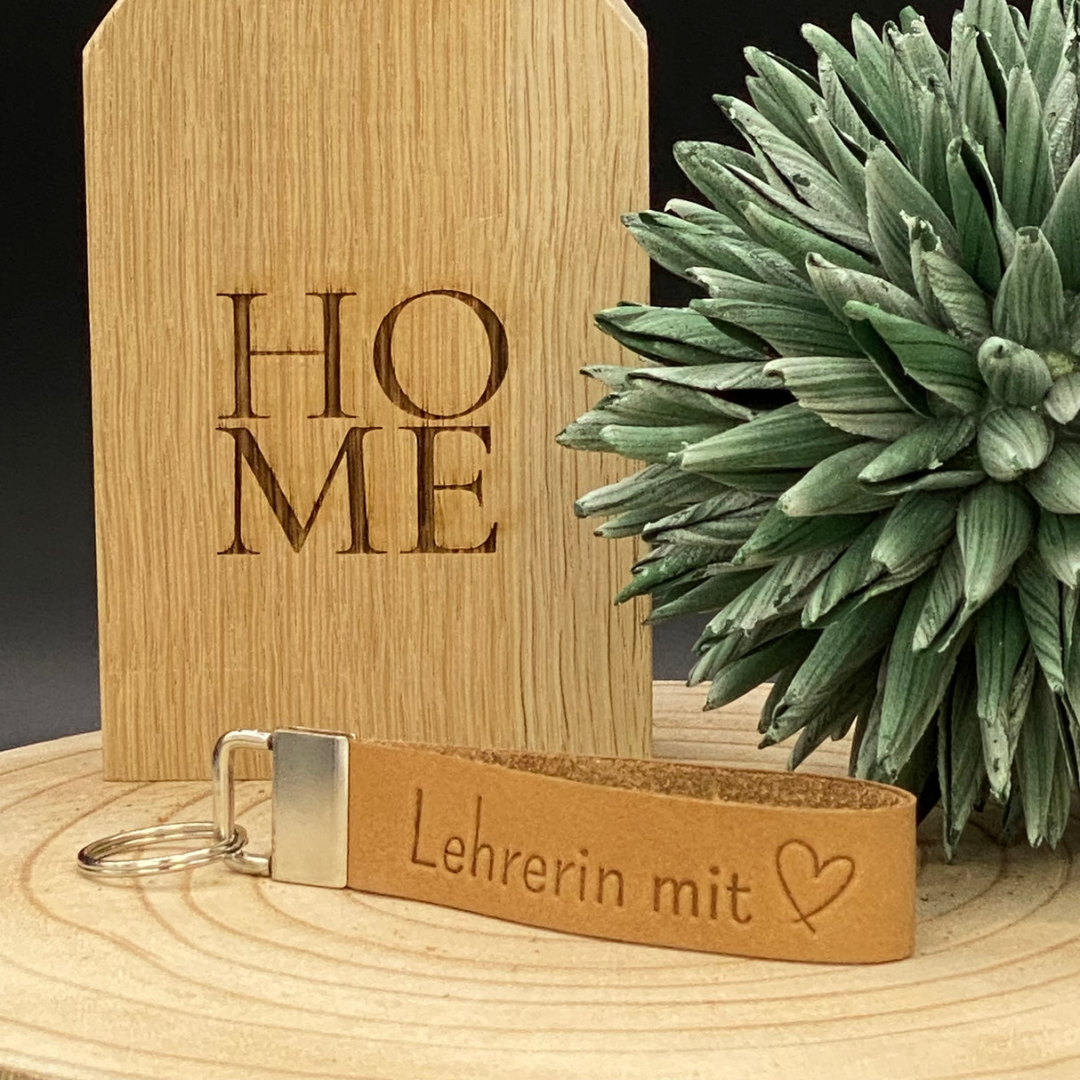 Dieses Echtleder-Schlüsselband „Lehrer/Lehrerin mit Herz“ ist ein liebevolles Geschenk für Pädagogen. Die elegante Blindprägung und die Möglichkeit zur Gravur auf dem Metallverschluss machen es zu einem persönlichen, praktischen Alltagsbegleiter. Ideal als Dankeschön für Klassenlehrer, Lieblingslehrer oder Erzieher – stilvoll, hochwertig und voller Wertschätzung.