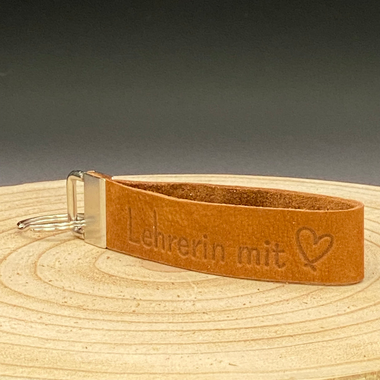 Braunes Schlüsselband Leder mit Gravur ‚Lehrerin mit Herz‘ – stilvolles Geschenk für Lehrerinnen und Pädagogen.