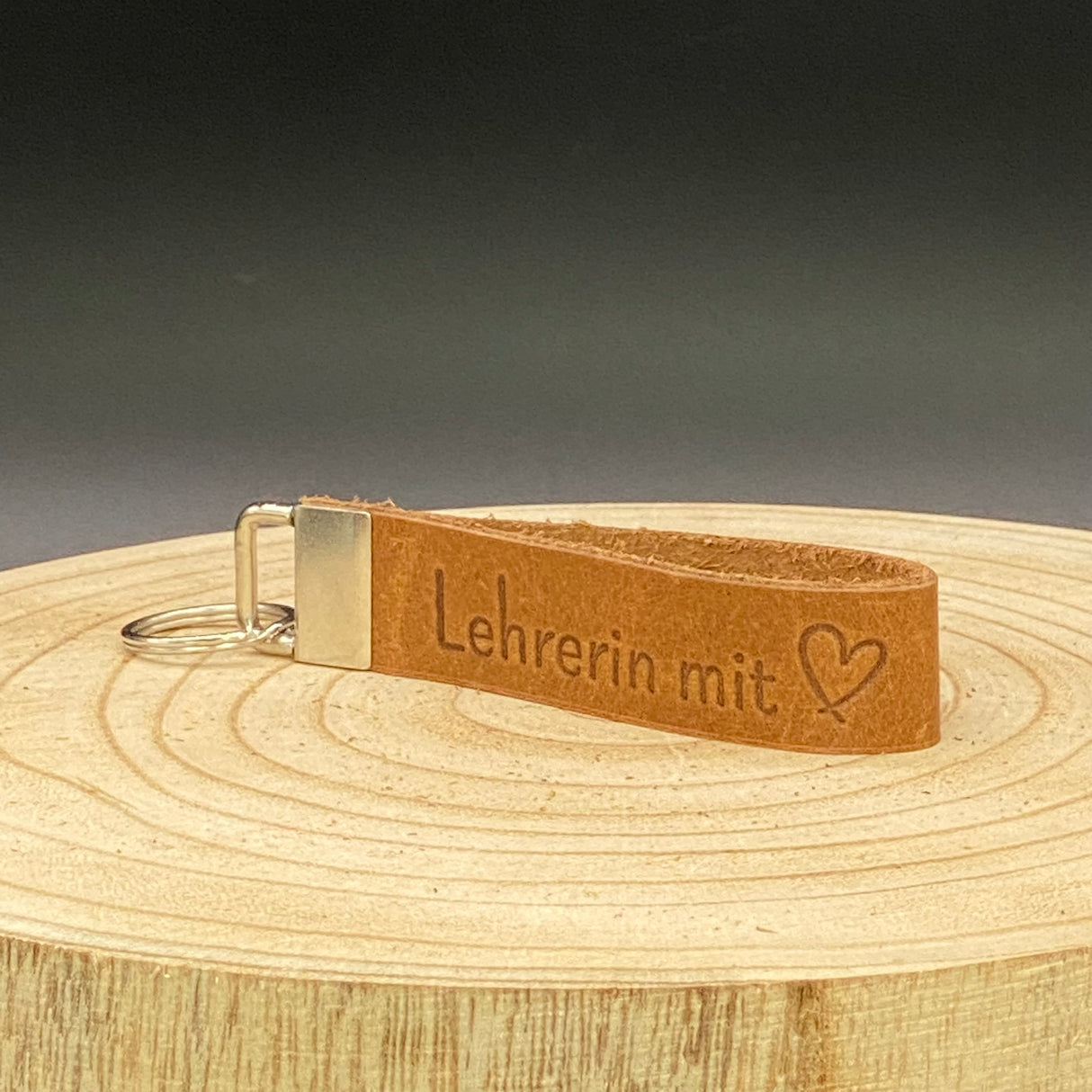 Braunes Schlüsselband Leder mit Gravur ‚Lehrerin mit Herz‘ – stilvolles Geschenk für Lehrerinnen und Pädagogen.