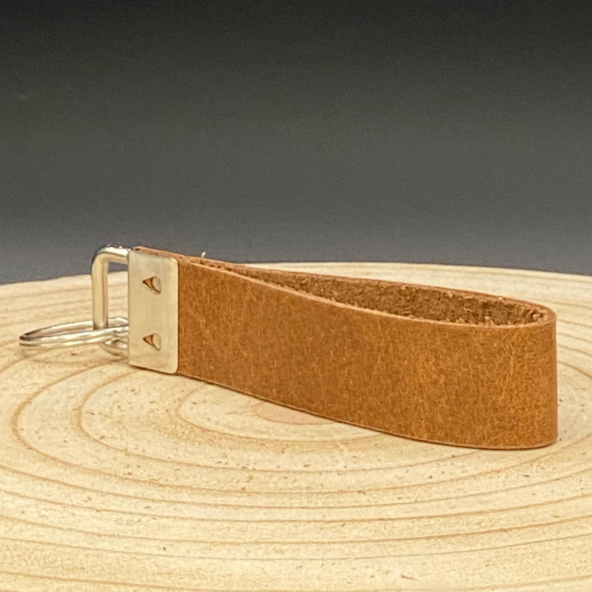 Braunes Schlüsselband Leder mit Gravur ‚Lehrerin mit Herz‘ – stilvolles Geschenk für Lehrerinnen und Pädagogen.