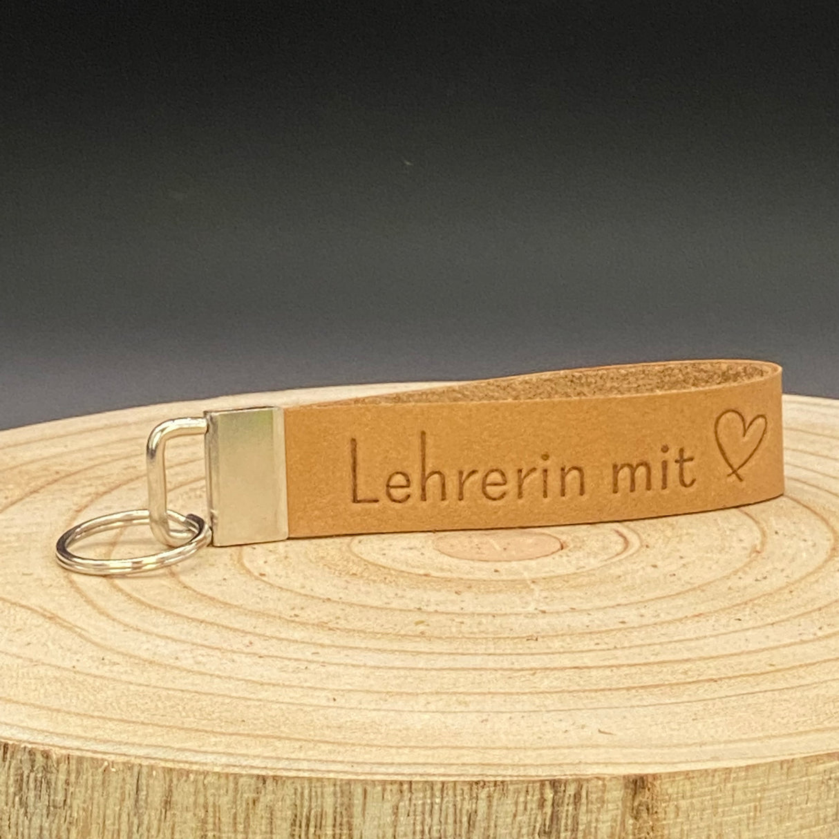 Braunes Schlüsselband Leder mit Gravur ‚Lehrerin mit Herz‘ – stilvolles Geschenk für Lehrerinnen und Pädagogen.