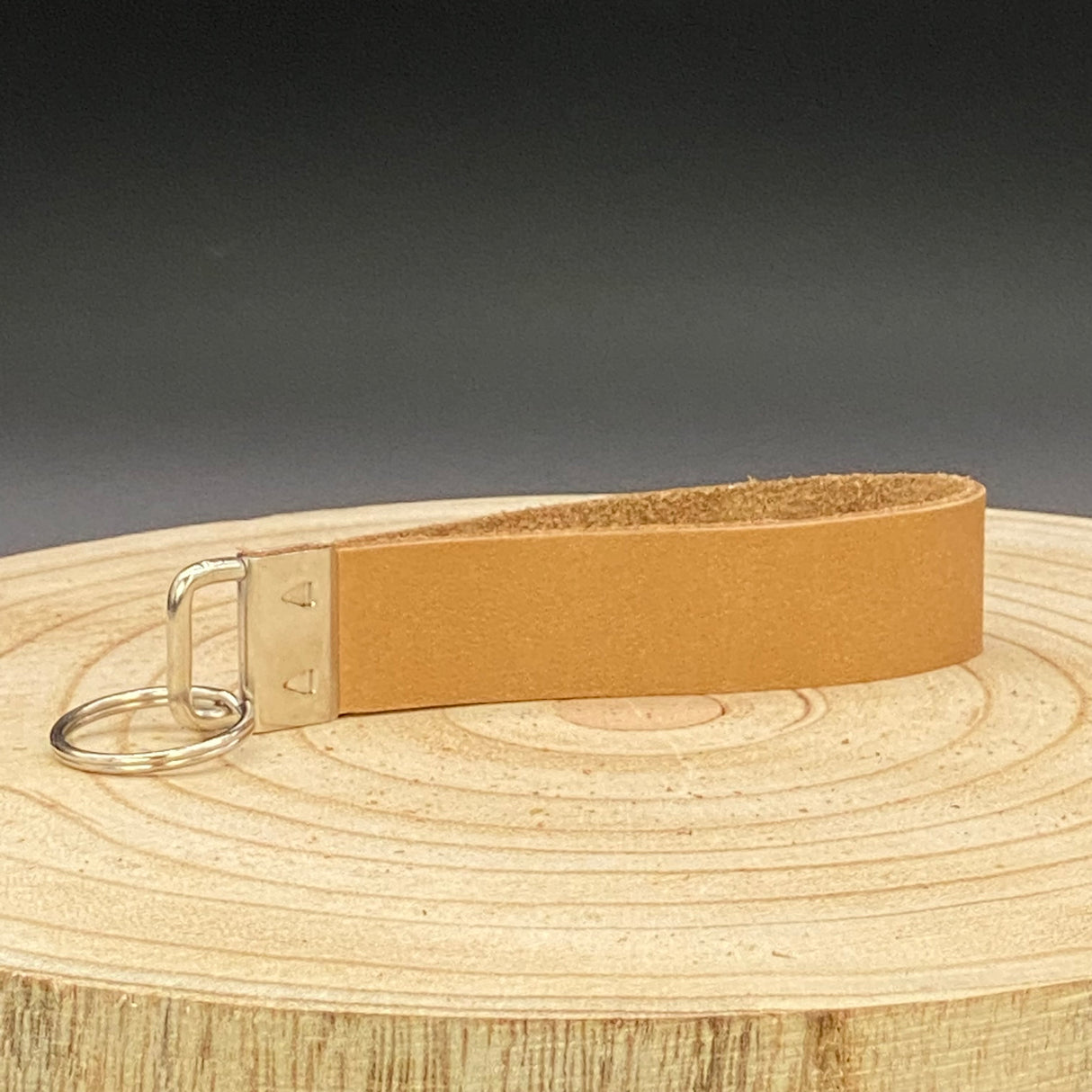 Braunes Schlüsselband Leder mit Gravur ‚Lehrerin mit Herz‘ – stilvolles Geschenk für Lehrerinnen und Pädagogen.