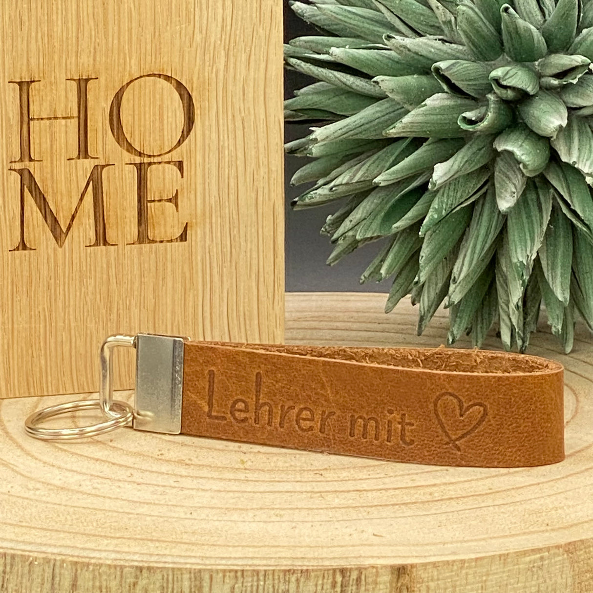 Ein charmantes Geschenk für Freunde oder Familienmitglieder im Bildungsbereich: das Leder-Schlüsselband „Lehrer/Lehrerin mit Herz“. Mit hochwertiger Blindprägung und personalisierbarer Gravur zeigt es Anerkennung und Dankbarkeit im Alltag. Perfekt zu Weihnachten, Geburtstagen oder als kleine Aufmerksamkeit zum Schuljahresende.