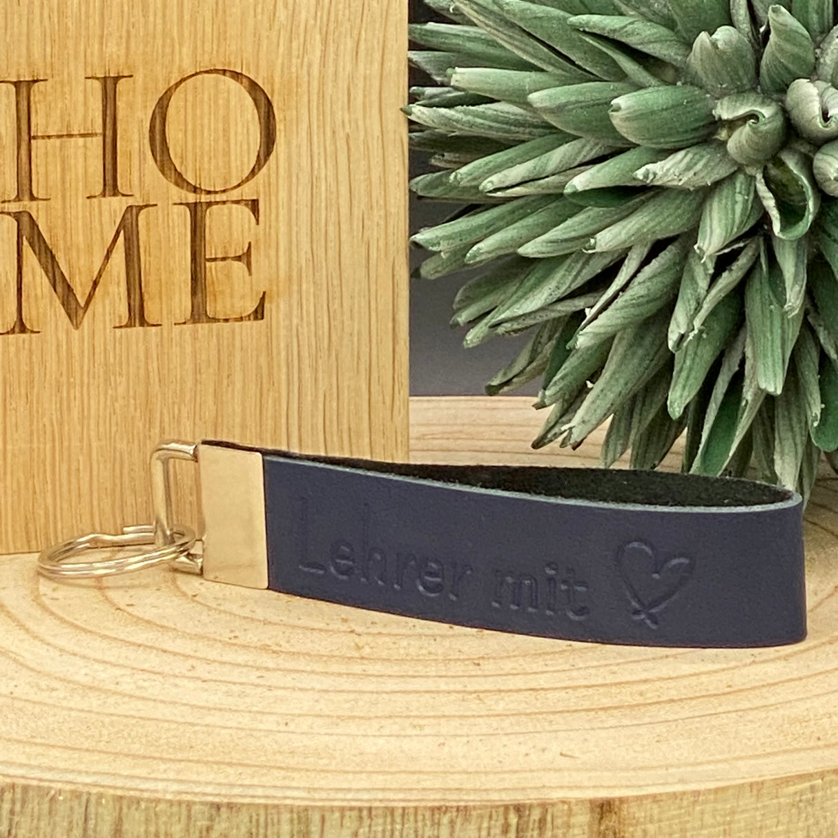 Ein charmantes Geschenk für Freunde oder Familienmitglieder im Bildungsbereich: das Leder-Schlüsselband „Lehrer/Lehrerin mit Herz“. Mit hochwertiger Blindprägung und personalisierbarer Gravur zeigt es Anerkennung und Dankbarkeit im Alltag. Perfekt zu Weihnachten, Geburtstagen oder als kleine Aufmerksamkeit zum Schuljahresende.