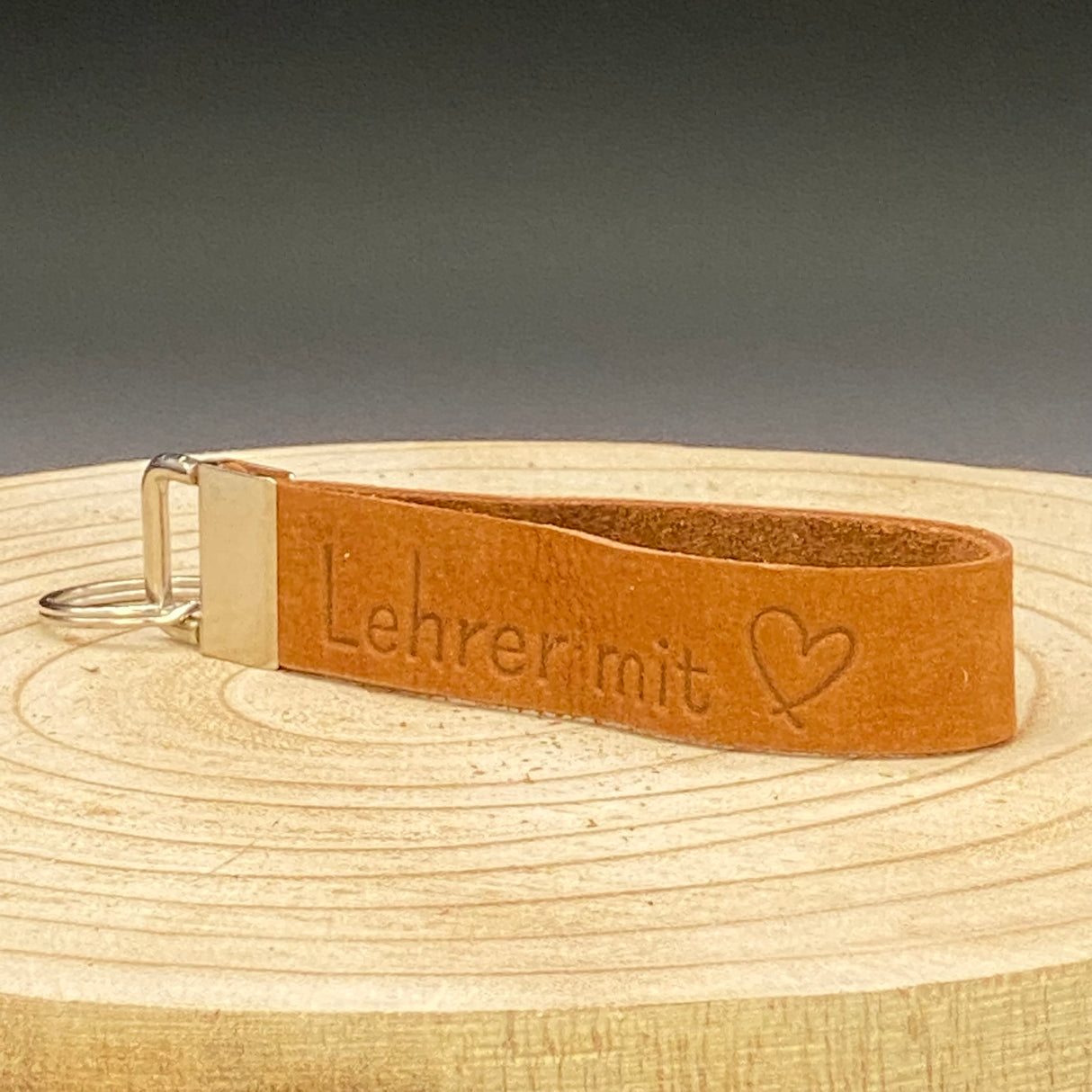 Geschenkidee für Lehrer und Lehrerinnen: Leder-Schlüsselband mit Blindprägung ‚Lehrer/Lehrerin mit Herz‘ und Metallverschluss
