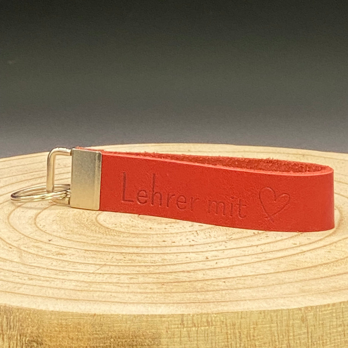 Dieses Echtleder-Schlüsselband „Lehrer/Lehrerin mit Herz“ ist ein liebevolles Geschenk für Pädagogen. Die elegante Blindprägung und die Möglichkeit zur Gravur auf dem Metallverschluss machen es zu einem persönlichen, praktischen Alltagsbegleiter. Ideal als Dankeschön für Klassenlehrer, Lieblingslehrer oder Erzieher – stilvoll, hochwertig und voller Wertschätzung.