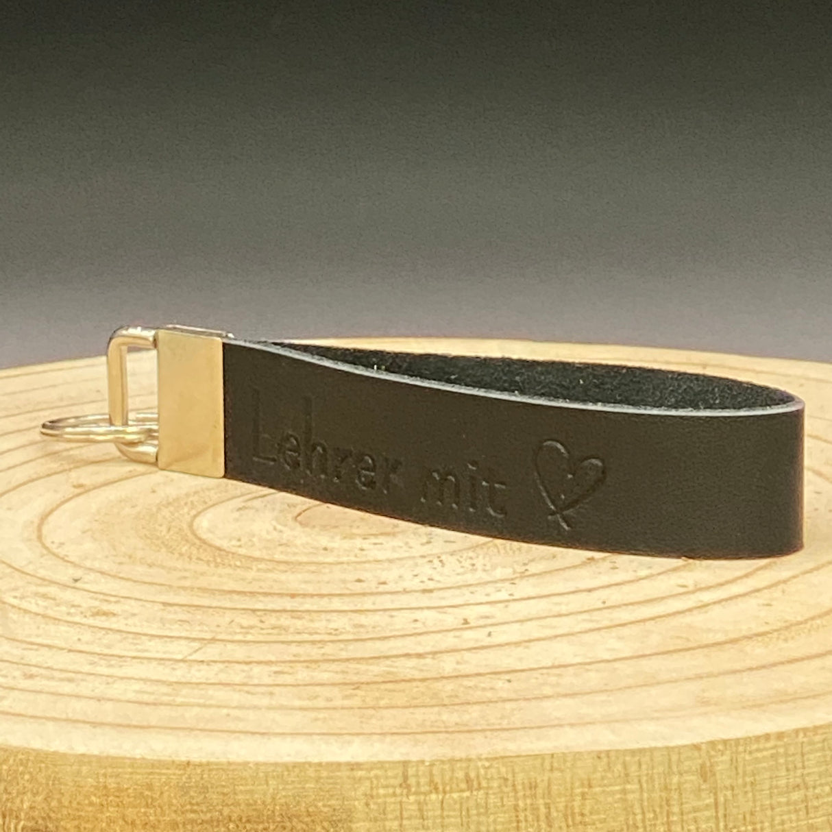 Dieses Echtleder-Schlüsselband „Lehrer/Lehrerin mit Herz“ ist ein liebevolles Geschenk für Pädagogen. Die elegante Blindprägung und die Möglichkeit zur Gravur auf dem Metallverschluss machen es zu einem persönlichen, praktischen Alltagsbegleiter. Ideal als Dankeschön für Klassenlehrer, Lieblingslehrer oder Erzieher – stilvoll, hochwertig und voller Wertschätzung.