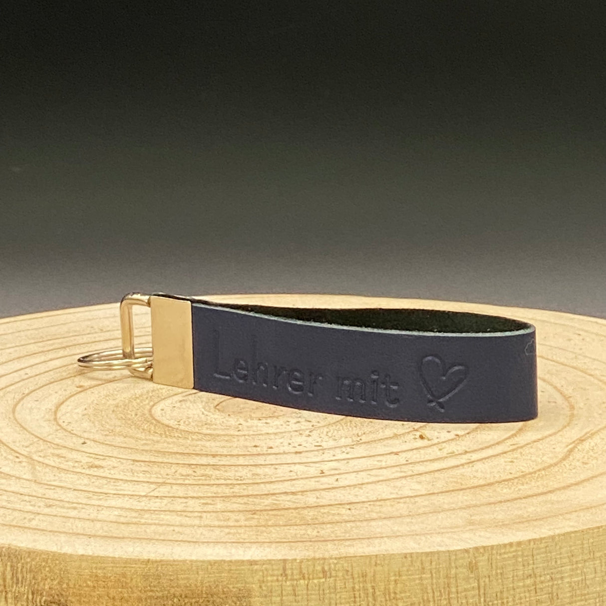 Dieses Echtleder-Schlüsselband „Lehrer/Lehrerin mit Herz“ ist ein liebevolles Geschenk für Pädagogen. Die elegante Blindprägung und die Möglichkeit zur Gravur auf dem Metallverschluss machen es zu einem persönlichen, praktischen Alltagsbegleiter. Ideal als Dankeschön für Klassenlehrer, Lieblingslehrer oder Erzieher – stilvoll, hochwertig und voller Wertschätzung.