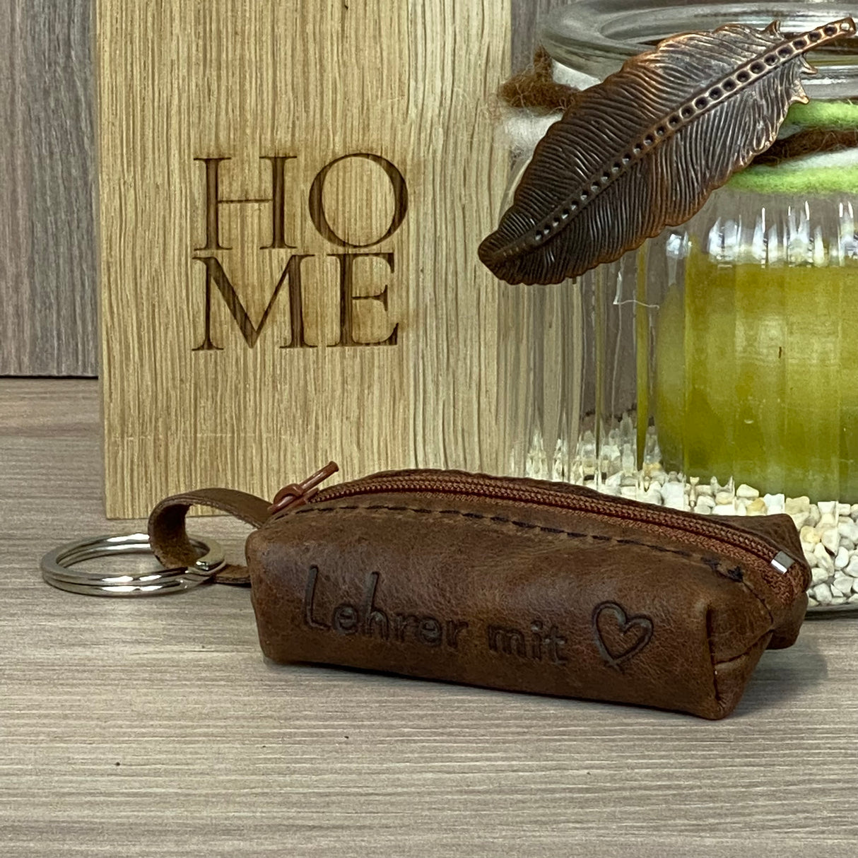 Die Schlüsseltasche „Lehrer mit Herz“ ist ein liebevolles Geschenk für Kolleginnen und Kollegen zum Dankeschön, zum Geburtstag oder zu Weihnachten. Hergestellt aus hochwertigem Echtleder verbindet sie Alltagstauglichkeit mit emotionaler Botschaft. Die Blindprägung wirkt stilvoll und wertschätzend. Die personalisierte Verpackung mit Herzmotiv macht sie zu einem besonderen Präsent. Ein ideales Geschenk für Freunde und das Team im Lehrerzimmer.