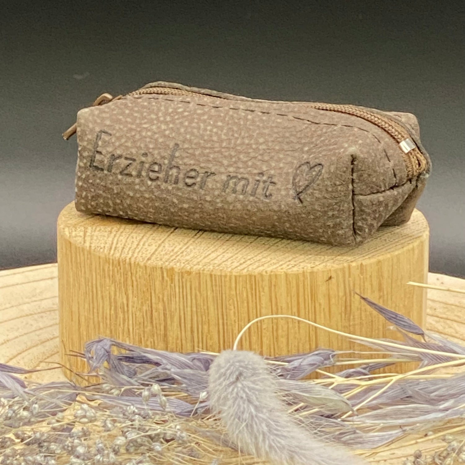 Geschenk für Erzieher – Schlüsseltasche mit Blindprägung und personalisierter Verpackung