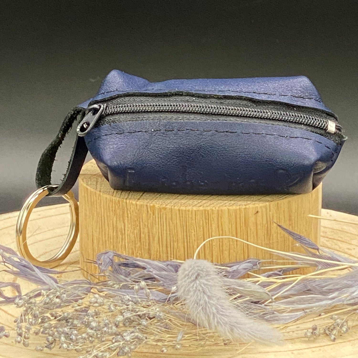 Geschenk für Erzieherin – Schlüsseltasche mit Blindprägung und personalisierter Verpackung