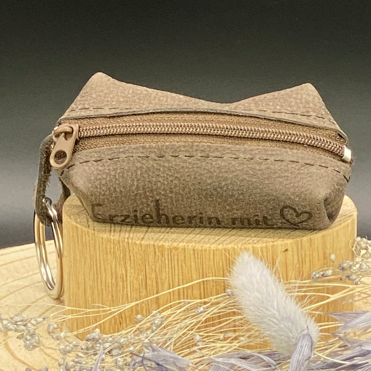Handliche Echtleder Schlüsseltasche, ca. 10x5x3 cm – stilvolles Accessoire für Alltagsheldinnen