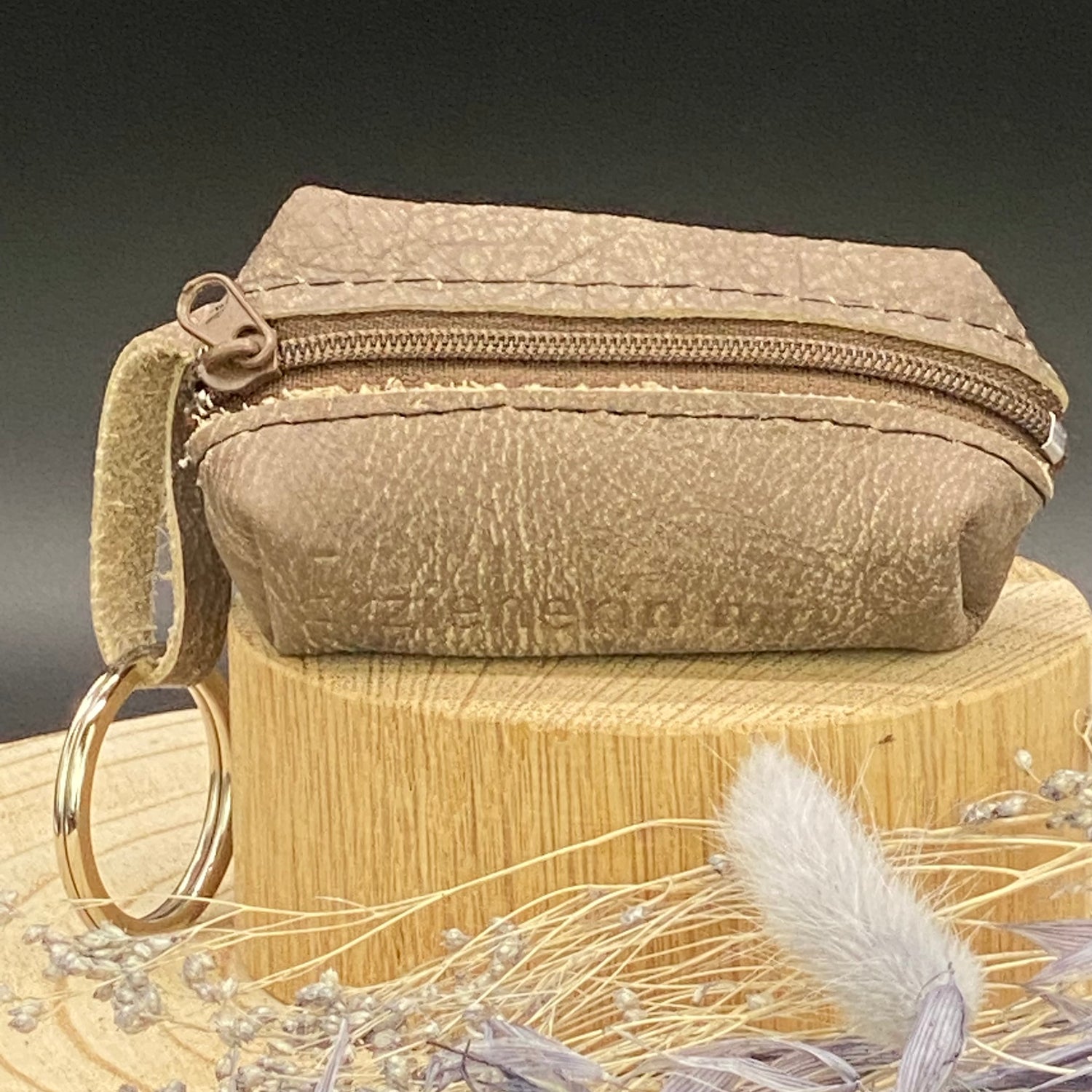 Handliche Echtleder Schlüsseltasche, ca. 10x5x3 cm – stilvolles Accessoire für Alltagsheldinnen