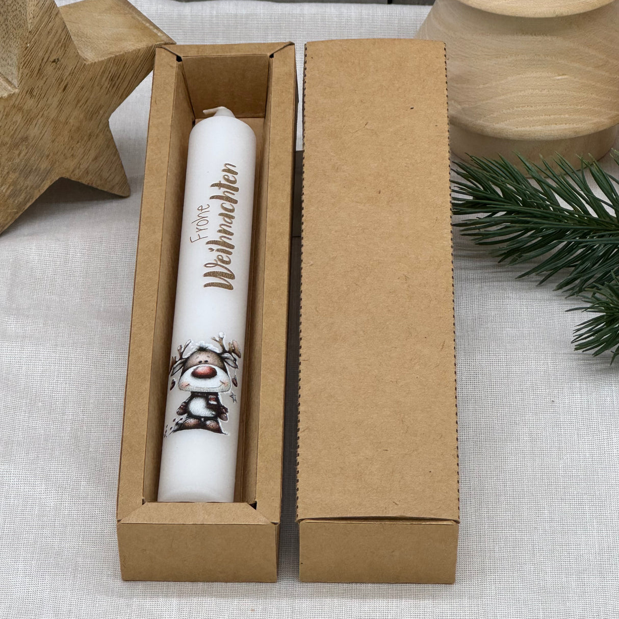 Die Stabkerze „Frohe Weihnachten“ ist ein charmantes Geschenk für Kinder, Großeltern oder Freundinnen – perfekt zum Nikolaus, Advent oder Heiligabend. Jede Kerze ist liebevoll gestaltet mit süßem Motiv und Schriftzug. Optional mit Geschenkverpackung und Kerzenteller einsetzbar. Bringt weihnachtliche Freude in jedes Zuhause. Praktisch, dekorativ und liebevoll – ein Highlight für die Festtage.