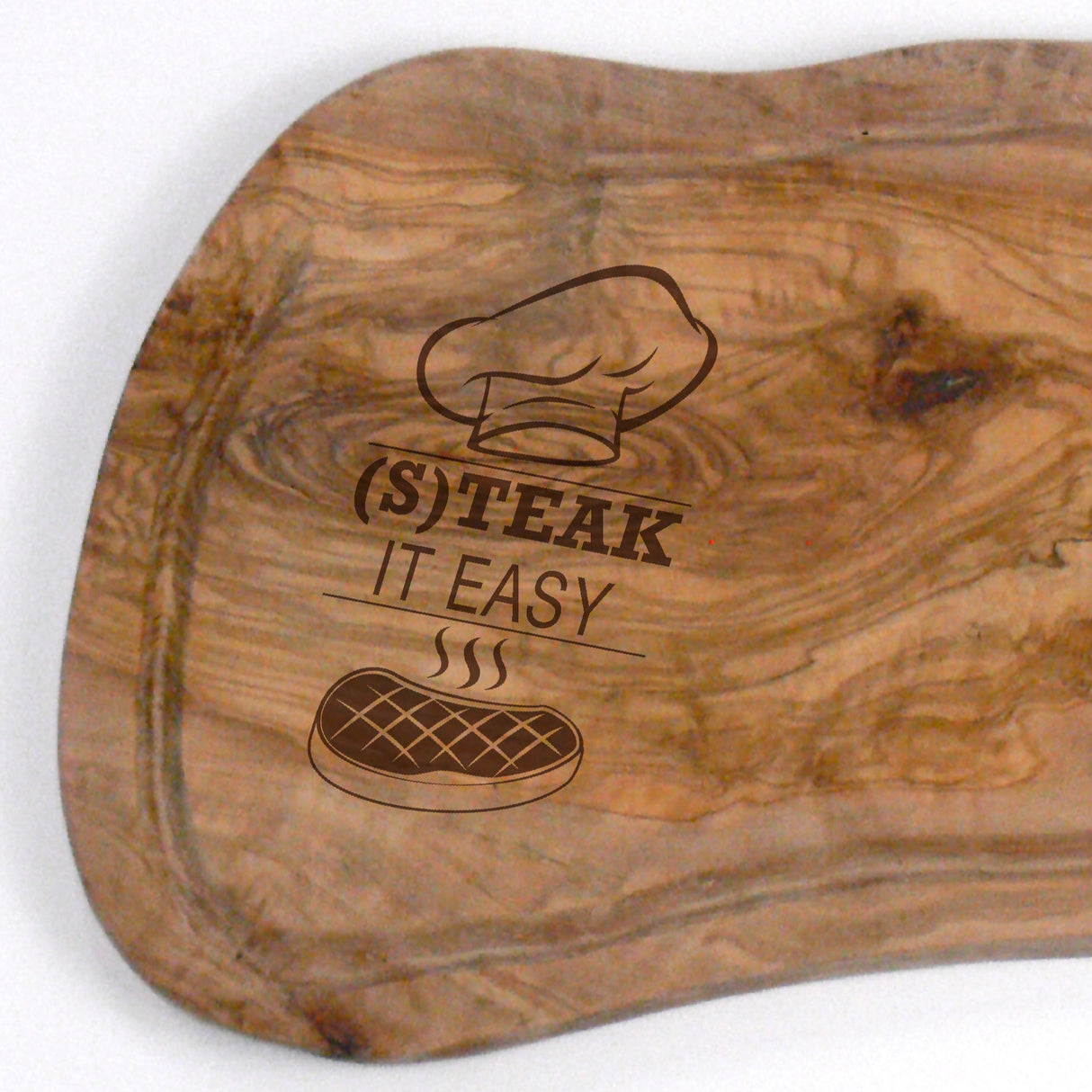 Dieses Olivenholz-Steakbrett mit Saftrille und Griff ist das perfekte Geschenk für Hobbyköche, Grillfans oder Steak-Liebhaber. Mit ca. 38 x 20 cm bietet es ausreichend Platz zum Schneiden und Servieren, während die Saftrille überschüssige Flüssigkeit auffängt. Optional personalisierbar mit Wunschname oder witziger Gravur „(S)teak it easy“. Ein hochwertiges, robustes Küchenaccessoire, das Funktionalität und Stil vereint.