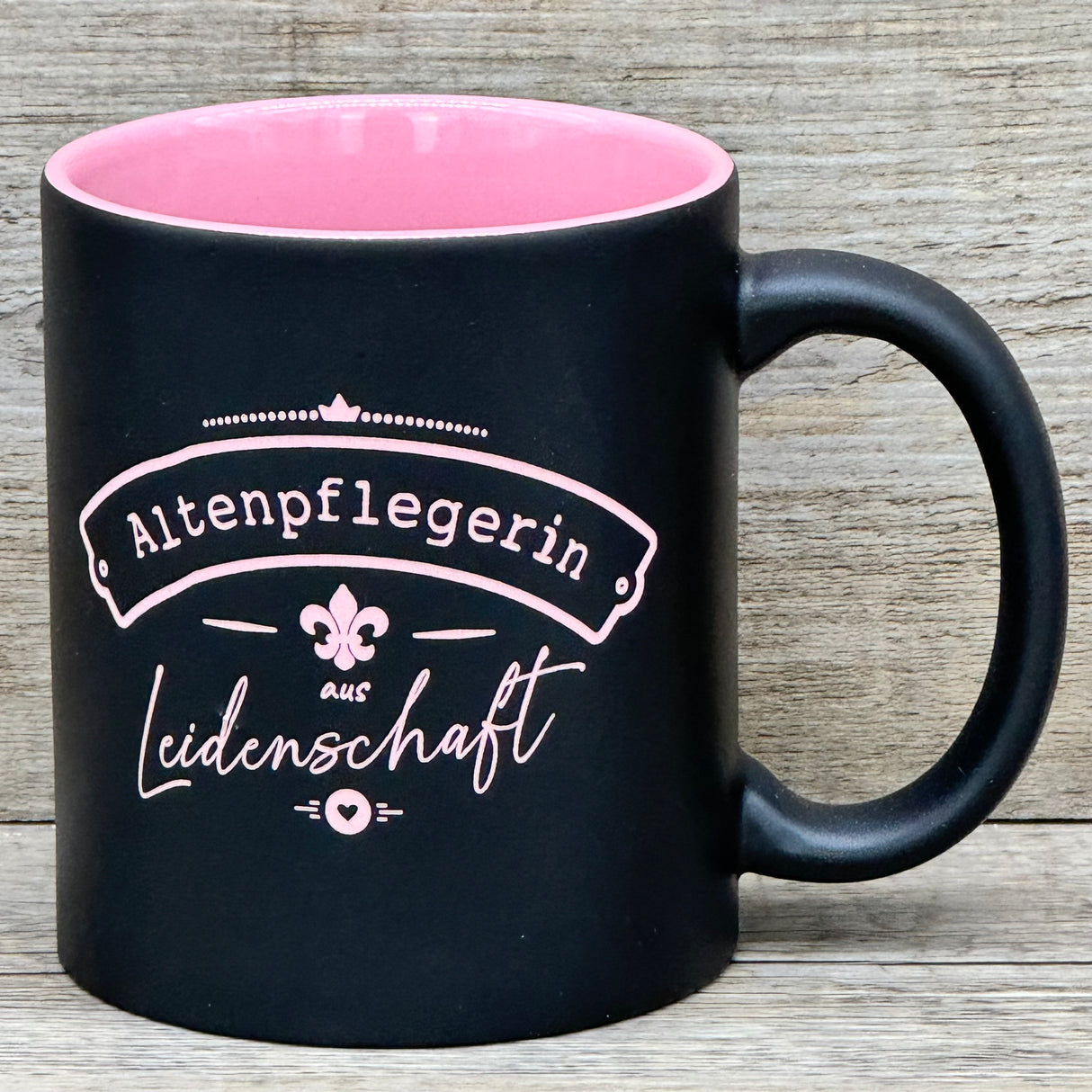 Die personalisierte Keramik-Tasse für Altenpfleger:innen verbindet modernen Look mit liebevoller Wertschätzung. Schwarze Außenseite, bunte Innenseite, 350 ml Volumen, Lasergravur „Altenpflegerin / Altenpfleger aus Leidenschaft“ und optionale Namensgravur. Perfekt für Kaffee, Tee oder Kakao. Ein stilvolles Geschenk zum Abschied aus der Ausbildung, zu Geburtstagen oder als kleine Aufmerksamkeit für engagierte Pflegekräfte.