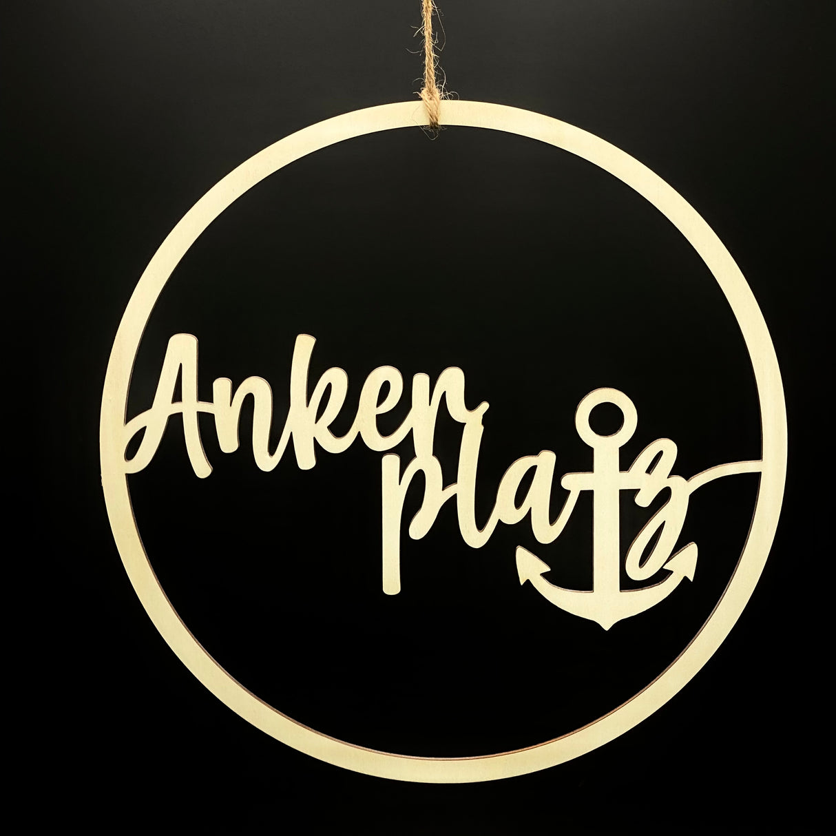 Moderner Deko-Ring aus unbehandeltem Pappelholz.
Verspielte Schrift mit integriertem Anker und dem Spruch „Ankerplatz“.
In zwei Größen erhältlich: Ø 20 cm oder Ø 28 cm, mit praktischer Juteschnur.
Ideal als dekoratives Highlight für Zuhause, Ferienhaus oder Boot.
Bringt maritime Stimmung und Gemütlichkeit in jeden Raum.
