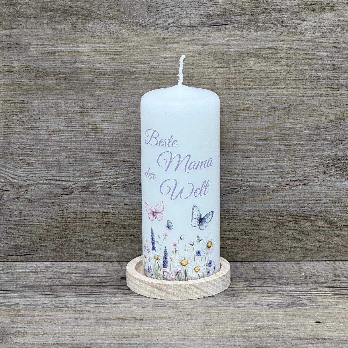 Diese liebevoll gestaltete Kerze „Beste Mama der Welt“ ist das perfekte Geschenk zum Muttertag. Weiße Kerze mit floraler Gestaltung, Schmetterlingen und eleganter Schrift – ein herzerwärmender Hingucker. Maße: 150 mm hoch, Ø 60 mm. Ideal für Geburtstage oder als kleine Aufmerksamkeit zwischendurch. Optional mit passendem Holz-Kerzenteller. Schenke Freude und ein warmes Licht für die beste Mama der Welt.