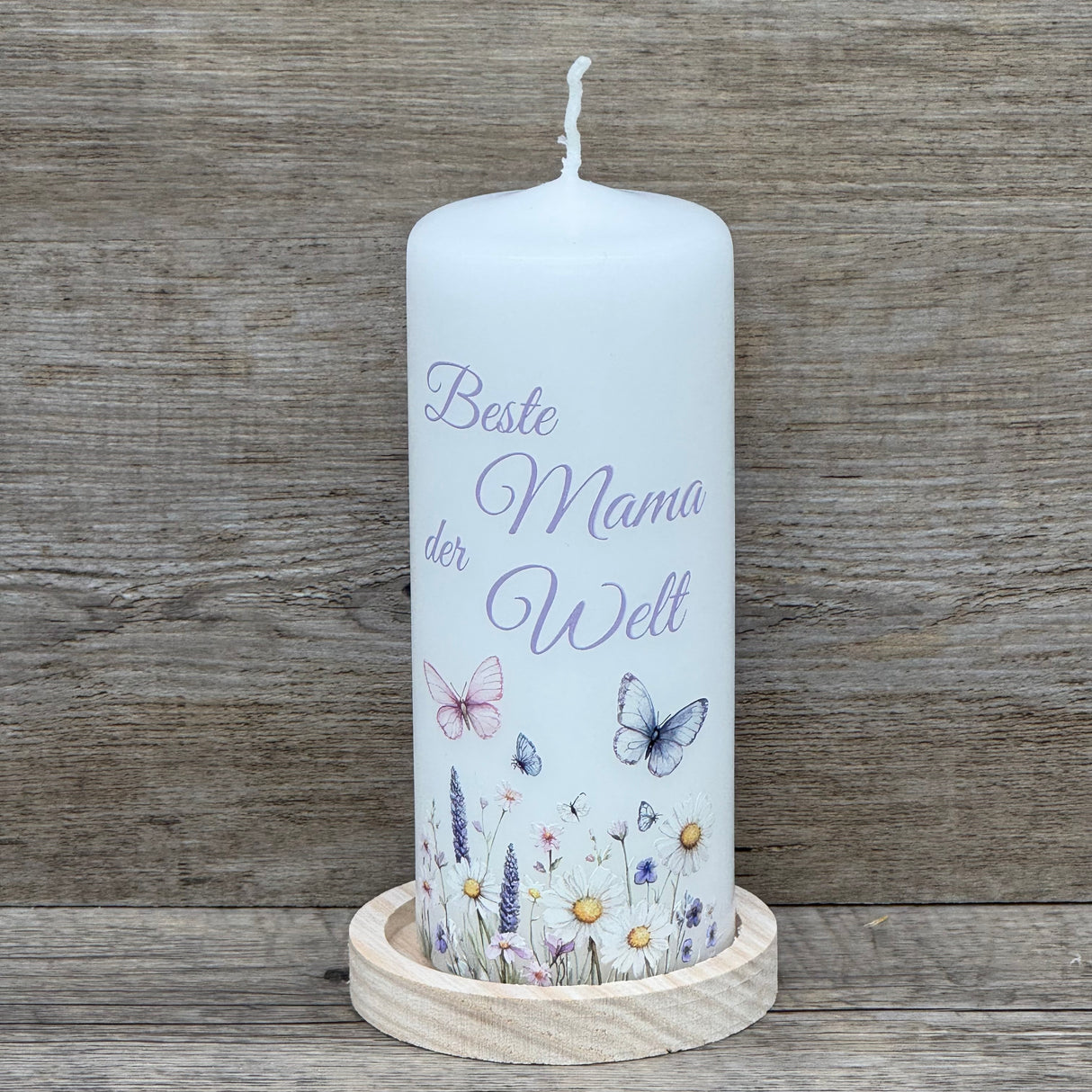 Diese liebevoll gestaltete Kerze „Beste Mama der Welt“ ist das perfekte Geschenk zum Muttertag. Weiße Kerze mit floraler Gestaltung, Schmetterlingen und eleganter Schrift – ein herzerwärmender Hingucker. Maße: 150 mm hoch, Ø 60 mm. Ideal für Geburtstage oder als kleine Aufmerksamkeit zwischendurch. Optional mit passendem Holz-Kerzenteller. Schenke Freude und ein warmes Licht für die beste Mama der Welt.