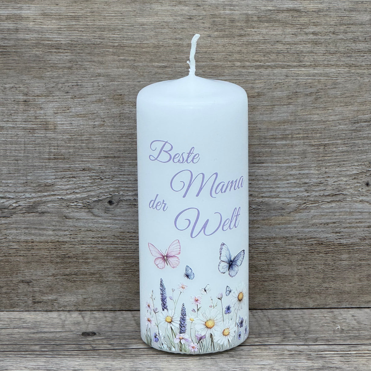 Dieses Kerzen-Set „Beste Mama der Welt“ ist ein bezauberndes Geschenk für jede Mutter. Weiße Kerze mit Schmetterlingen, Wildblumenmotiv und eleganter Schrift, Maße 150 × 60 mm. Perfekt zum Muttertag, Geburtstag oder einfach als kleine Aufmerksamkeit. Optional mit Holz-Kerzenteller kombinierbar. Schenke ein warmes Licht und zeige, wie sehr du deine Mama schätzt.