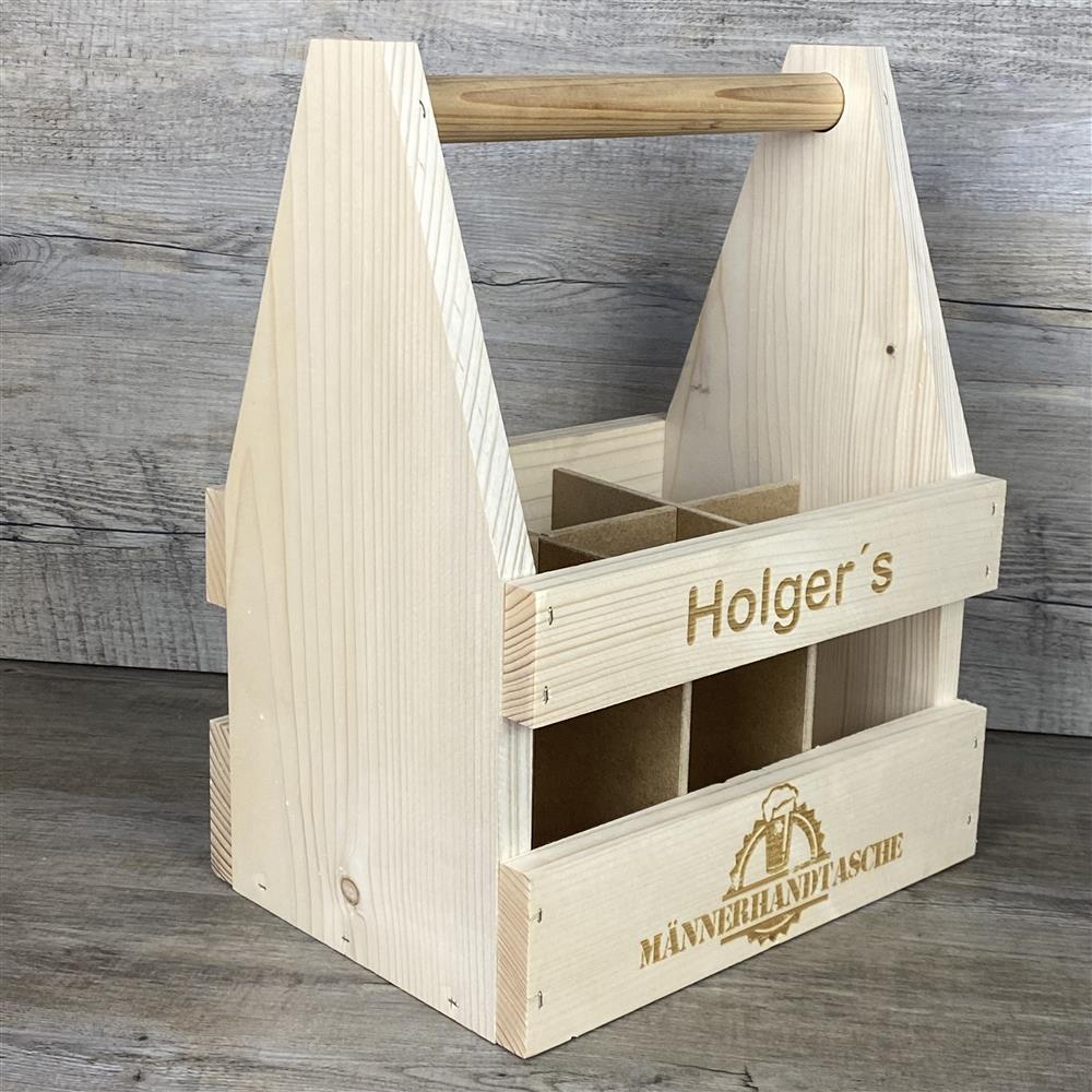 Bierträger aus Holz mit Lasergravur „Männerhandtasche“, personalisierbar mit Wunschname.
Platz für 6 Bierflaschen mit stabiler Pappelholz-Unterteilung – sicherer Transport garantiert.
Maße: 35 x 26,5 x 19,5 cm – robust, kompakt und handlich zugleich.
Inklusive praktischem Metall-Öffner, ideal für Geburtstage, Vatertag oder als witziges Geschenk.
Personalisierbar für Freunde, Papa oder Bierliebhaber – ein originelles und einzigartiges Präsent.