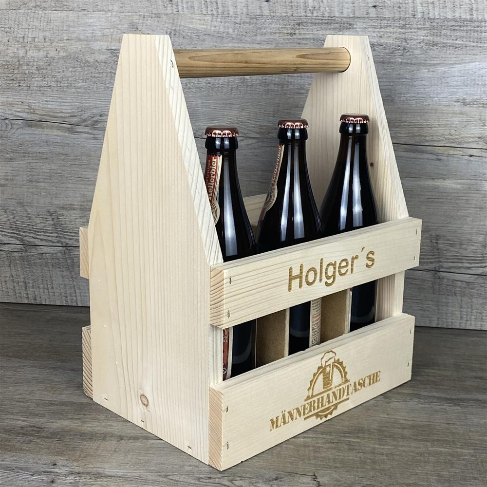 Holz-Bierträger „Männerhandtasche“ mit individueller Lasergravur.
Bietet sicheren Halt für 6 Flaschen durch passgenaue Pappelholz-Einteilung.
Maße: 35 x 26,5 x 19,5 cm – handgefertigt, robust und dekorativ.
Perfektes Geschenk zum Geburtstag, Vatertag oder als humorvolles Präsent für Freunde.
Personalisierbar mit Wunschnamen – einzigartiges und praktisches Unikat für Bierliebhaber.