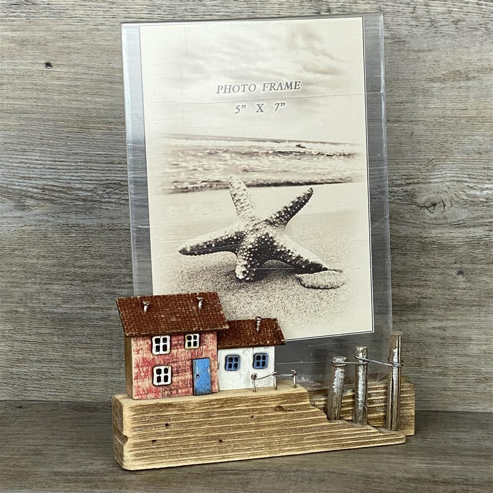 Bilderrahmen „Hafenanleger“ – maritimes Diorama aus Holz mit Bootssteg und Häusern.
Platz für Foto 5 x 7 Zoll (ca. 12 x 20 cm), geschützt durch Acrylglas.
Aufsteller ca. 18 x 10 cm, Gesamtgröße ca. 23 x 18 cm – robust und dekorativ.
Perfekt für alle Küsten- und Meerliebhaber – ideal als Geschenk oder Deko.
Liebevoll gestaltetes Detailholz-Diorama für Wohnzimmer, Flur oder Büro.