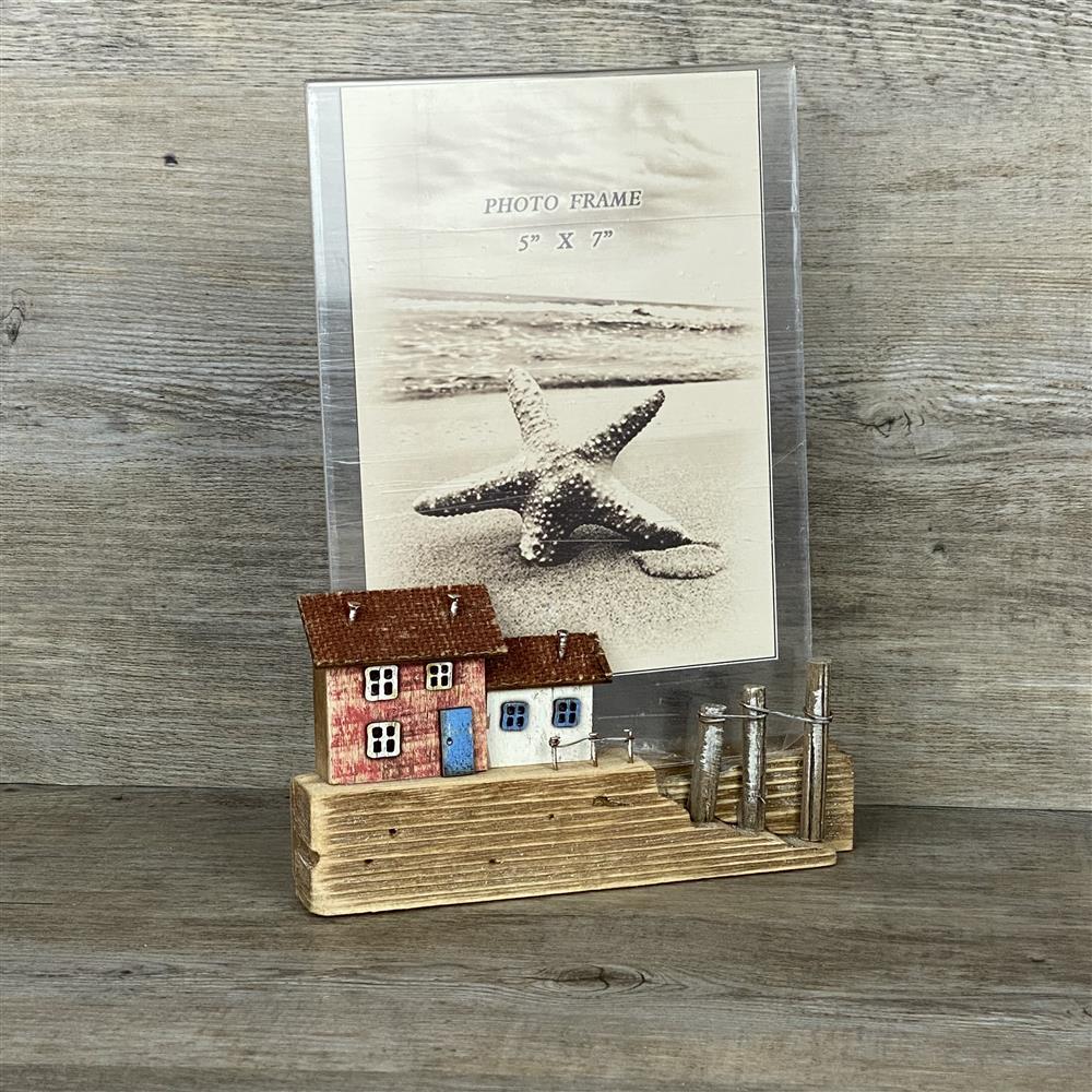 Bilderrahmen „Hafenanleger“ – maritimes Diorama aus Holz mit Bootssteg und Häusern.
Platz für Foto 5 x 7 Zoll (ca. 12 x 20 cm), geschützt durch Acrylglas.
Aufsteller ca. 18 x 10 cm, Gesamtgröße ca. 23 x 18 cm – robust und dekorativ.
Perfekt für alle Küsten- und Meerliebhaber – ideal als Geschenk oder Deko.
Liebevoll gestaltetes Detailholz-Diorama für Wohnzimmer, Flur oder Büro.