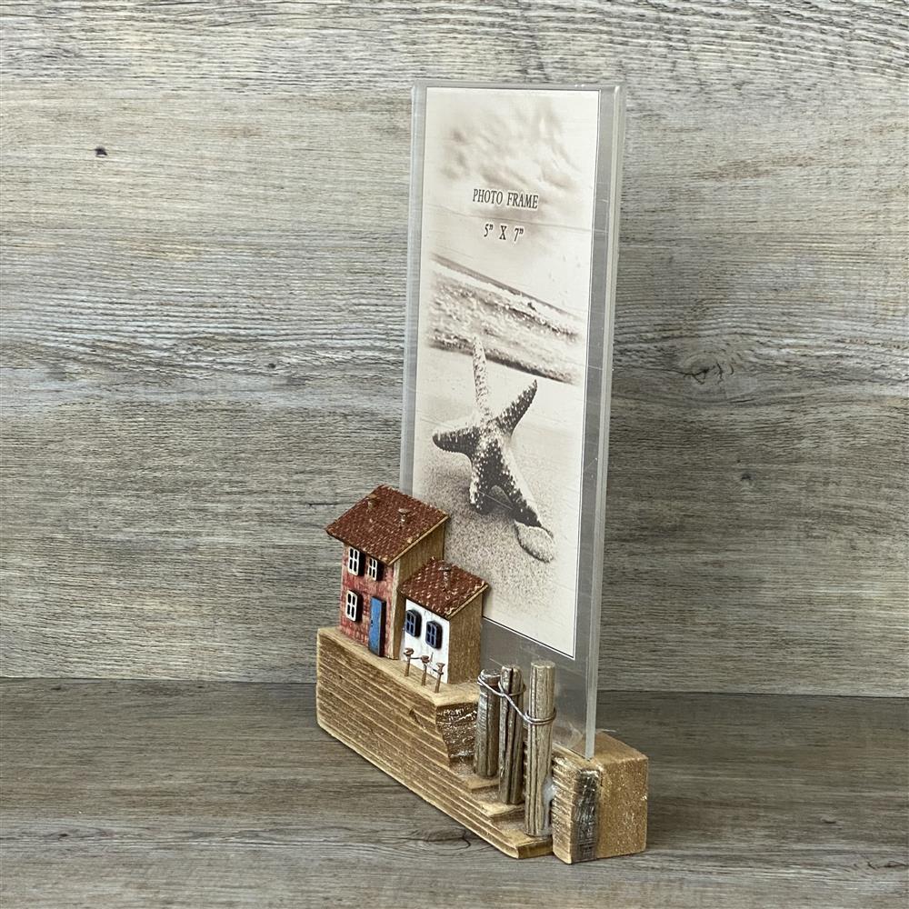 Bilderrahmen „Hafenanleger“ – liebevoll gestaltetes maritimes Holz-Diorama.
Integrierter Fotohalter für 5 x 7 Zoll Bilder (ca. 12 x 20 cm) mit Acrylglas.
Aufsteller ca. 18 x 10 cm, Gesamtgröße ca. 23 x 18 cm – stabiler Stand.
Ideales Geschenk für Küstenfreunde, Meeresliebhaber oder als Wohnaccessoire.
Dekoratives Highlight für Wohnzimmer, Büro oder als persönlicher Hingucker.