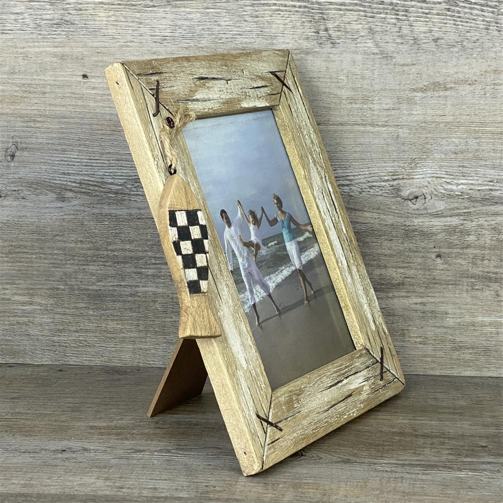 Rustikaler Altholz-Bilderrahmen mit dekorativem Holzfisch in Schachbrettoptik.
Inklusive Fotofach 17 x 12 cm – geschützt durch stabile Rückwand.
Maße Rahmen: ca. 24 x 19 cm; Deko-Fisch ca. 9 x 3 cm.
Vintage-Charme mit natürlichen Gebrauchsspuren – ideal für Shabby-Chic-Liebhaber.
Ein Highlight für Wohnzimmer, Flur oder als persönliches Geschenk mit Küstenflair.