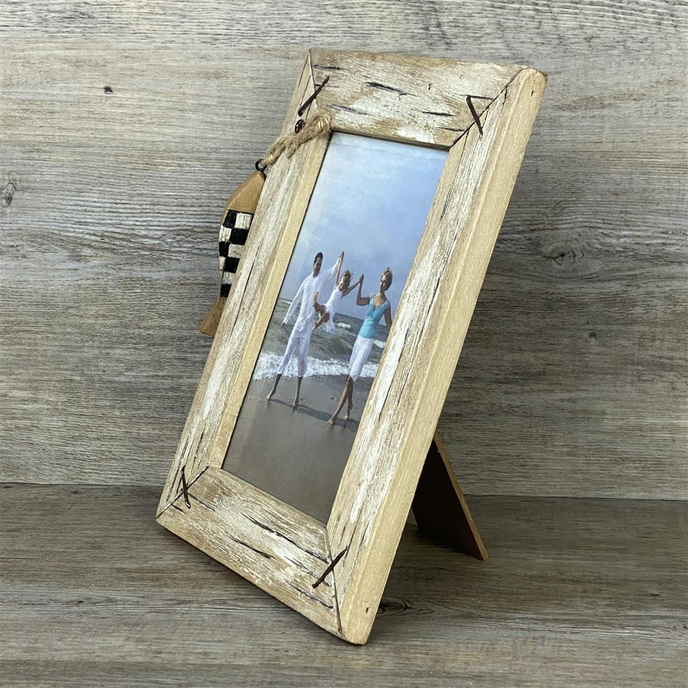 Bilderrahmen aus echtem Altholz mit maritimem Deko-Fisch aus Holz.
Für Fotos ca. 17 x 12 cm, Rahmen 24 x 19 cm, Fisch ca. 9 x 3 cm – handgefertigt.
Natürliche Holzmaserung und Shabby-Chic-Optik machen jedes Stück einzigartig.
Ideal für Urlaubsfotos, Erinnerungen oder als dekoratives Wohnaccessoire.
Ein liebevolles Geschenk für Freunde des Meeres und maritime Wohnideen.