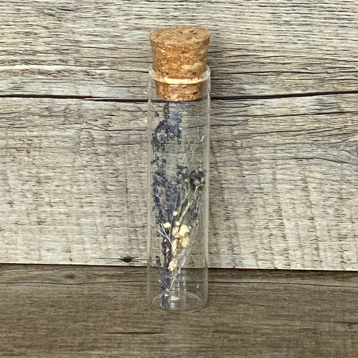 Holzblock Vase mit Reagenzglas, Gravur Herzensmensch und Blumen