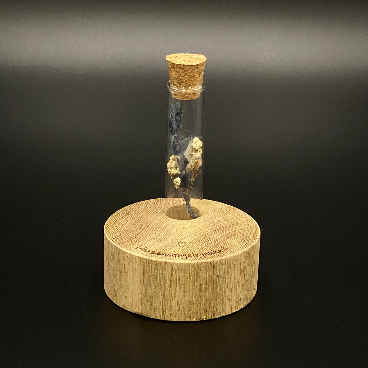Runder Eichenholz-Block mit Lasergravur „Herzensangelegenheiten“.
Die Vase aus Reagenzglas fasst Trockenblumen in Blau oder Rosa.
Ideal als dekoratives Highlight für Zuhause, Büro oder Regal.
Ein individuelles Geschenk für Freunde, Partner oder Lieblingsmenschen.
Hochwertiges Holz und natürliche Materialien machen jedes Stück einzigartig.