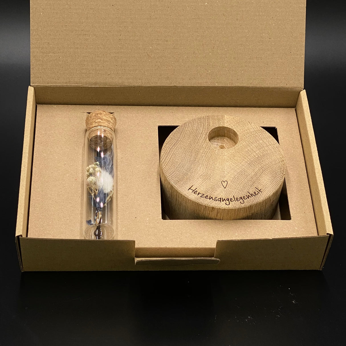 Hochwertige Deko Block Vase aus massivem Eichenholz.
Der Holzblock hat Ø 10 cm und eine Höhe von 4 cm, mit elegantem Loch für die Vase.
Trockenblumen setzen natürliche Farbakzente und sorgen für Freude.
Jede Vase ist ein handgefertigtes Unikat aus Holz.
Ein besonderes Geschenk für Herzensangelegenheiten zu jedem Anlass.