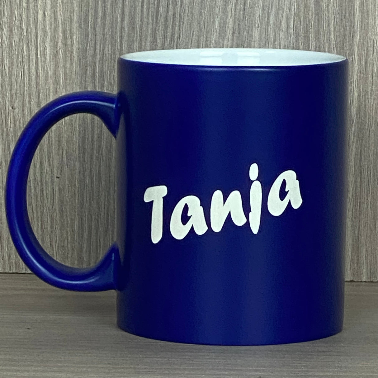 Diese personalisierte Keramik-Tasse „Erzieher/in – Superheld/in des Alltags“ ist das perfekte Dankeschön für besondere Erzieher:innen. Vorderseite mit liebevollem Gravurtext, Rückseite optional mit Wunschnamen personalisierbar. Fassungsvermögen 350 ml, Maße ca. Ø 8,2 × 9,6 cm, farbige Außenseite für fröhlichen Akzent. Ideal zum Abschied, Geburtstag oder als liebevolle Anerkennung für ihre tägliche Arbeit.