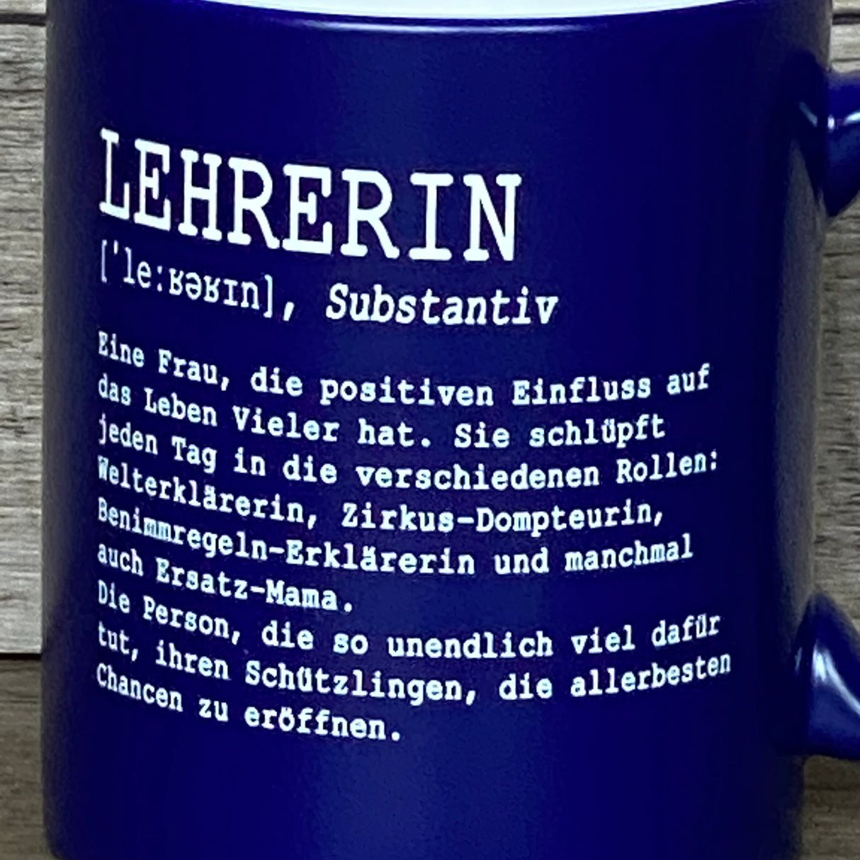 Diese personalisierte Keramik-Tasse „Lehrer/in – Substantiv“ ist eine liebevolle Wertschätzung für Lehrkräfte. Vorderseite mit liebevollem Definitionstext, Rückseite optional mit Wunschnamen personalisierbar. Fassungsvermögen 350 ml, Maße ca. Ø 8,2 × 9,6 cm, farbige Außenseite (orange, rot, blau, grün, pink, schwarz). Perfekt für Kaffee, Tee oder Kakao – ein stilvolles Geschenk für Schuljahresende, Abschied oder als Dankeschön.