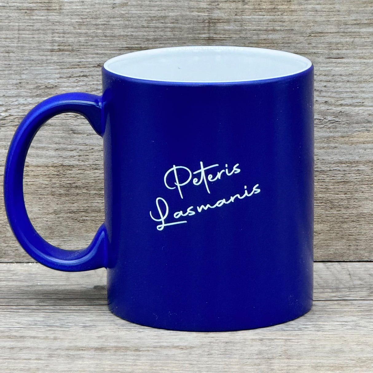 Die Keramik-Tasse „Lehrer/in – Substantiv“ kombiniert Stil und persönliche Botschaft. 350 ml Fassungsvermögen, ca. Ø 8,2 × 9,6 cm, weiße Innenseite, farbige Außenseite, handlich und spülmaschinengeeignet. Vorderseite mit Definitionstext, Rückseite optional mit Namen graviert. Ideal als Geschenk zum Schuljahresende, Abschied, Ruhestand oder einfach als Dankeschön für Lehrer und Lehrerinnen.