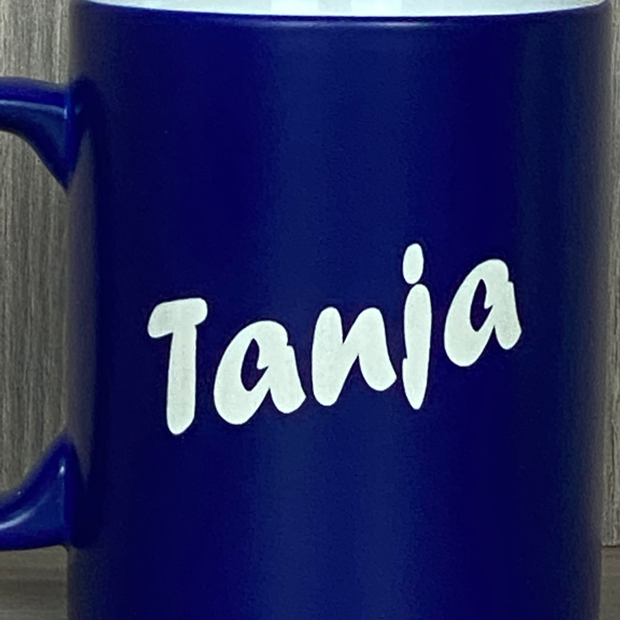 Die Keramik-Tasse für Erzieher:innen verbindet Stil mit Wertschätzung. Vorderseite mit Gravurtext „Superheld/in des Alltags“, Rückseite optional personalisiert. 350 ml Fassungsvermögen, handliche Größe ca. Ø 8,2 × 9,6 cm, Außenseite in sechs Farben wählbar. Perfekt für Kaffee, Tee oder Kakao und ein einzigartiges Geschenk für Abschied, Abschluss oder als Dankeschön für engagierte Pädagog:innen.