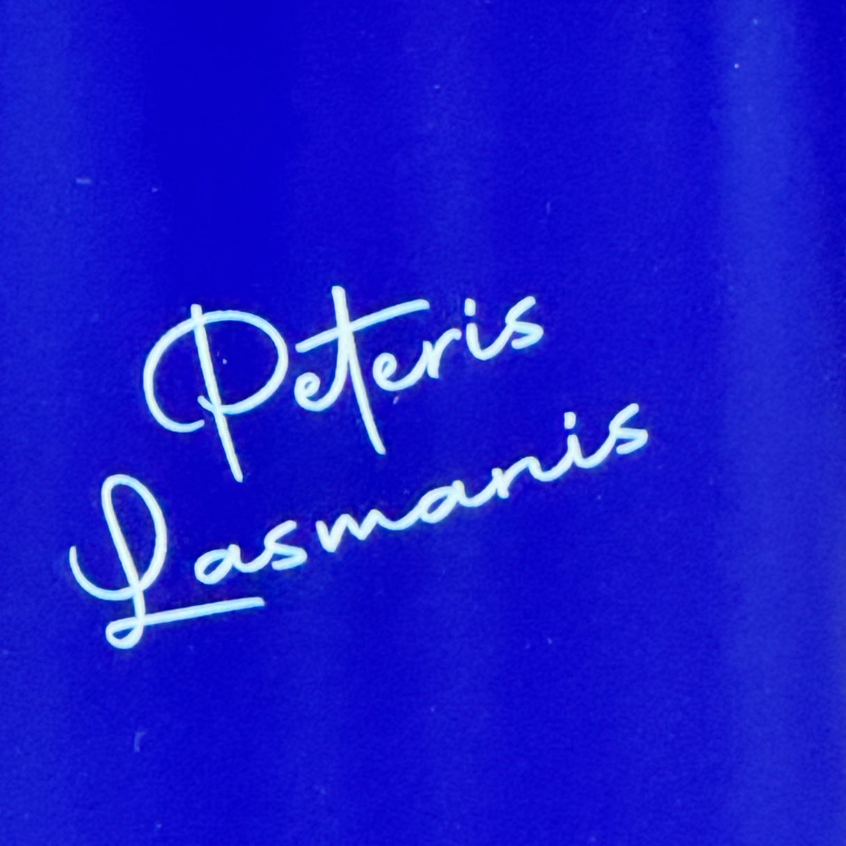 Die Keramik-Tasse „Lehrer/in – Substantiv“ kombiniert Stil und persönliche Botschaft. 350 ml Fassungsvermögen, ca. Ø 8,2 × 9,6 cm, weiße Innenseite, farbige Außenseite, handlich und spülmaschinengeeignet. Vorderseite mit Definitionstext, Rückseite optional mit Namen graviert. Ideal als Geschenk zum Schuljahresende, Abschied, Ruhestand oder einfach als Dankeschön für Lehrer und Lehrerinnen.