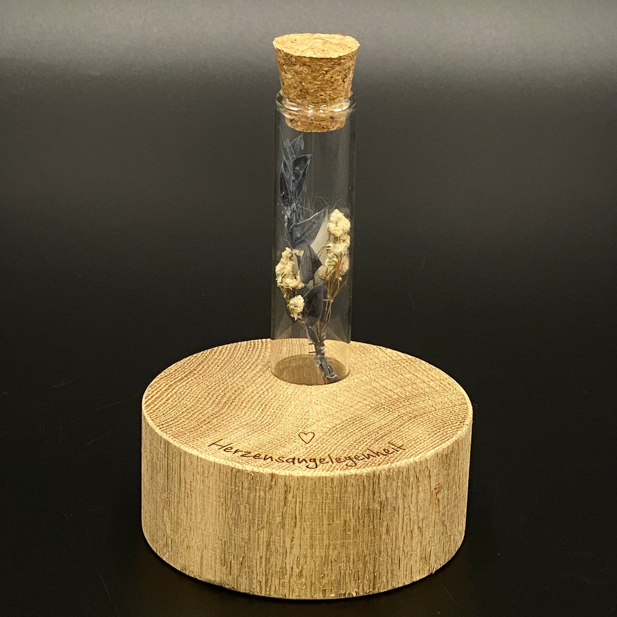 Runder Eichenholz-Block mit Lasergravur „Herzensangelegenheiten“.
Die Vase aus Reagenzglas fasst Trockenblumen in Blau oder Rosa.
Ideal als dekoratives Highlight für Zuhause, Büro oder Regal.
Ein individuelles Geschenk für Freunde, Partner oder Lieblingsmenschen.
Hochwertiges Holz und natürliche Materialien machen jedes Stück einzigartig.