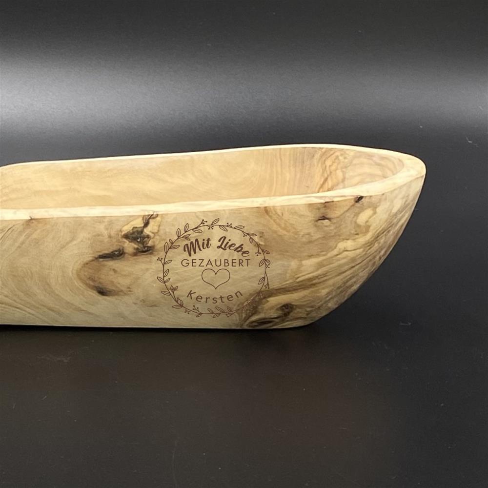 Brotschale aus Olivenholz – stilvolles und funktionales Küchenaccessoire.
Länge ca. 40 cm, Breite 9–11 cm, Höhe 6–10 cm – perfekt für Brot und Baguette.
Lasergravur „Mit Liebe gezaubert“ oder personalisiert mit Wunschnamen für ein einzigartiges Geschenk.
Natürliche Maserung des Olivenholzes sorgt für eine warme, edle Optik in jeder Küche.
Ideales Geschenk für Freunde, Familie oder zum Geburtstag – praktisch und dekorativ zugleich.
