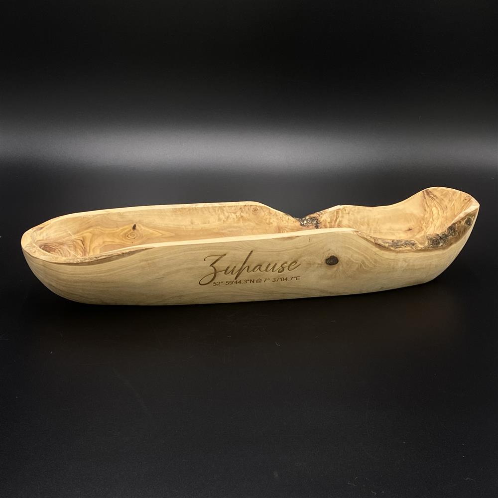 Brotschale 40 cm aus Olivenholz
Länge ca. 40 cm +/- 1-2 cm
Breite max. 9-11 cm
Höhe max. 6-10 cm
Lasergravur: Zuhause
Mit ihren Wunschdaten personalisiert
Brotschale aus Olivenholz
Diese Brotschale aus Olivenholz ist ein wunderschönes und funktionales Accessoire für jede Küche. Mit einer Länge von ca. 40 cm (+/- 1-2 cm), einer Breite von maximal 9-11 cm und einer Höhe von maximal 6-10 cm ist sie ideal geeignet, um Brot und Baguette stilvoll zu servieren.
Produktdetails:
Brotschale aus Olive
