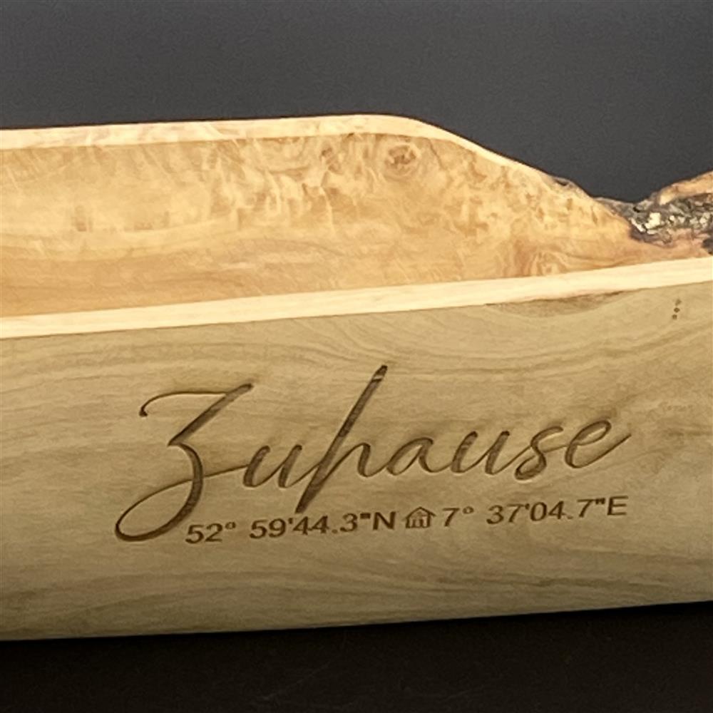 Brotschale aus Olivenholz – stilvolles Küchenaccessoire mit persönlicher Gravur.
Länge ca. 40 cm, Breite 9–11 cm, Höhe 6–10 cm – ideal zum Servieren von Brot und Baguette.
Lasergravur „Zuhause“ oder personalisiert mit Namen und Koordinaten für ein einzigartiges Geschenk.
Natürliche Olivenholzmaserung sorgt für warme, edle Optik auf jedem Esstisch.
Perfektes Geschenk zum Einzug, für Freunde oder Familie – praktisch und dekorativ zugleich.