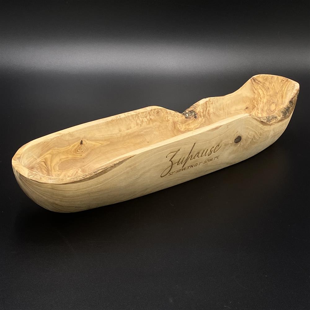 Olivenholz-Brotschale – elegantes Servierstück für Brot, Brötchen oder Baguette.
Maße: ca. 40 x 9–11 x 6–10 cm, handgefertigt und hochwertig verarbeitet.
Personalisierbar mit Lasergravur „Zuhause“ und Wunschdaten für ein individuelles Geschenk.
Robust, langlebig und dekorativ – bringt natürliche Eleganz in jede Küche.
Tolles Geschenk zum Einzug, Geburtstag oder für Freunde und Familie.