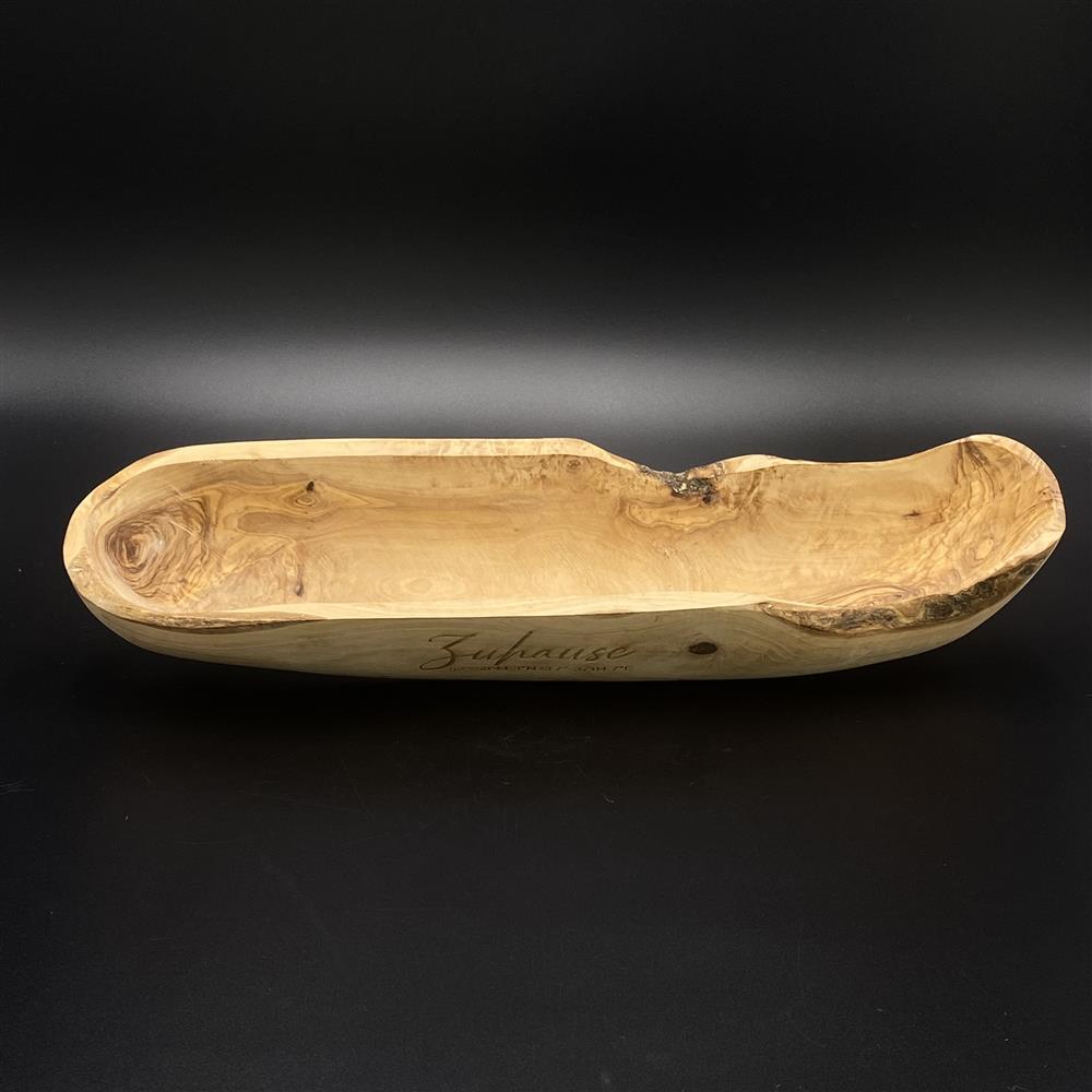 Olivenholz-Brotschale – elegantes Servierstück für Brot, Brötchen oder Baguette.
Maße: ca. 40 x 9–11 x 6–10 cm, handgefertigt und hochwertig verarbeitet.
Personalisierbar mit Lasergravur „Zuhause“ und Wunschdaten für ein individuelles Geschenk.
Robust, langlebig und dekorativ – bringt natürliche Eleganz in jede Küche.
Tolles Geschenk zum Einzug, Geburtstag oder für Freunde und Familie.