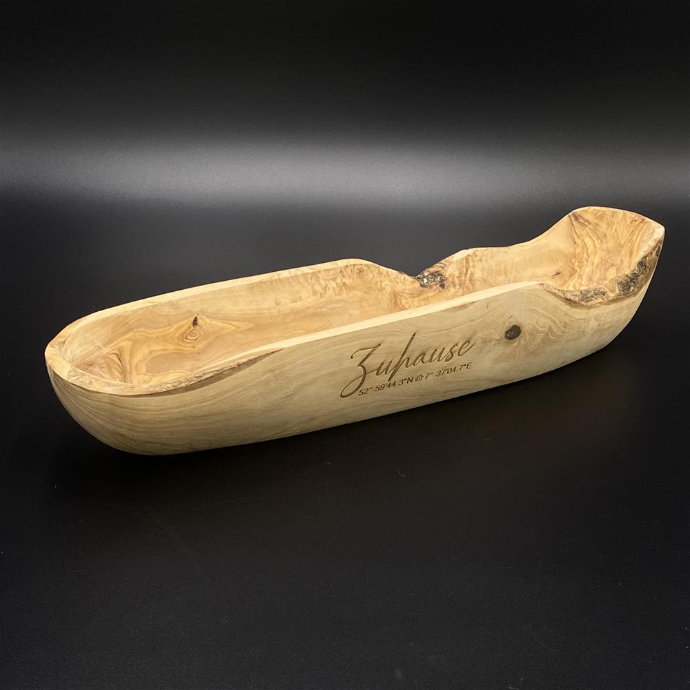 Brotschale 40 cm aus Olivenholz – funktional und dekorativ zugleich.
Maße: Länge ca. 40 cm, Breite max. 9–11 cm, Höhe max. 6–10 cm.
Personalisierbare Gravur „Zuhause“ mit optionalen Koordinaten oder Namen für ein einzigartiges Unikat.
Natürliche Holzstruktur verleiht der Schale Wärme und Stil auf dem Esstisch.
Ideales Geschenk für Einzug, Familie, Freunde oder besondere Anlässe.